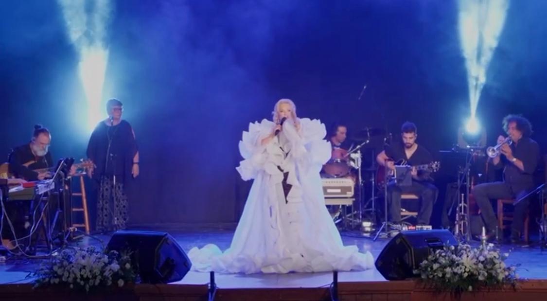 Rosalez interpretando a Camilo